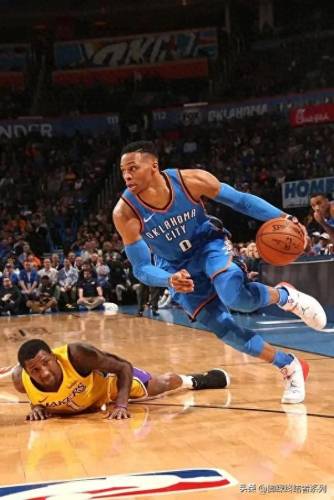 拉塞尔威斯布鲁克(威少58分20板24助8断4帽)